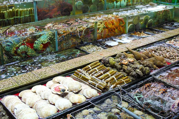 Réservoir de fruits de mer au marché de Hong Kong — Photo
