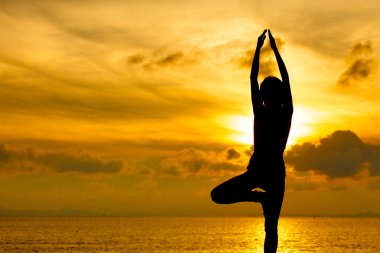 sabah güzel yoga kadın silüeti