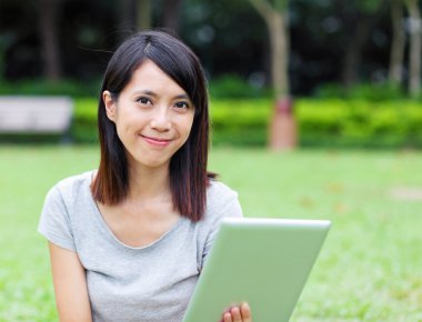 Asyalı kadın holding tablet