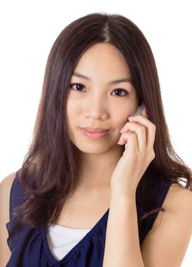 Cep telefonu kullanan Asyalı kadın.