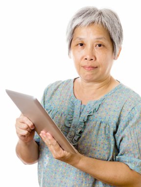Asyalı yaşlı kadın tablet kullanma