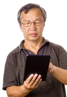 Asyalı yaşlı adam tablet kullanma