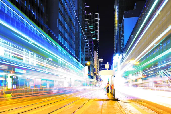 Verkehr in der Stadt in der Nacht — Stockfoto