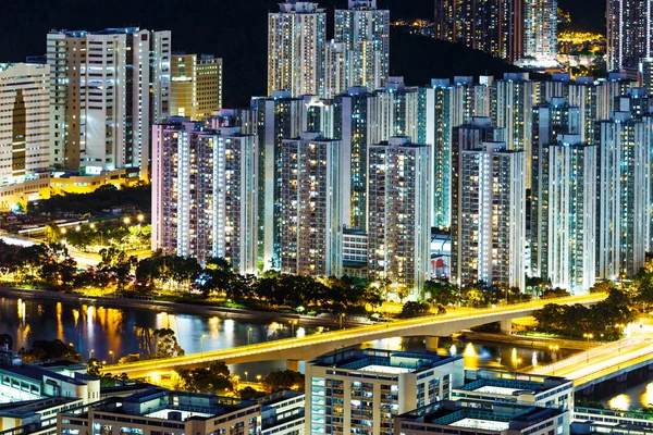 Reichhaltiges Stadtbild bei Nacht — Stockfoto