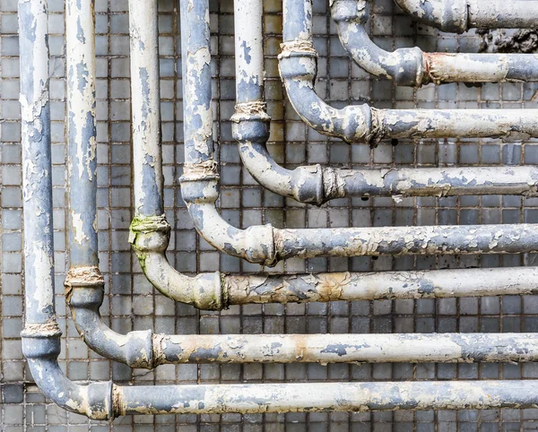 Старые трубы на стене — стоковое фото