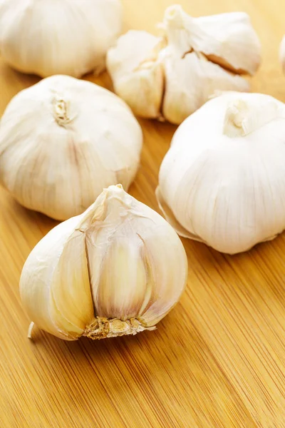 Ajo en la mesa — Foto de Stock