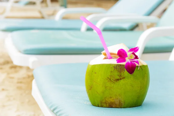 Băi de soare cu băutură de nucă de cocos — Fotografie, imagine de stoc