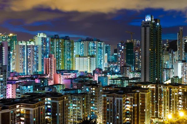 Barrio residencial en la ciudad por la noche — Foto de Stock