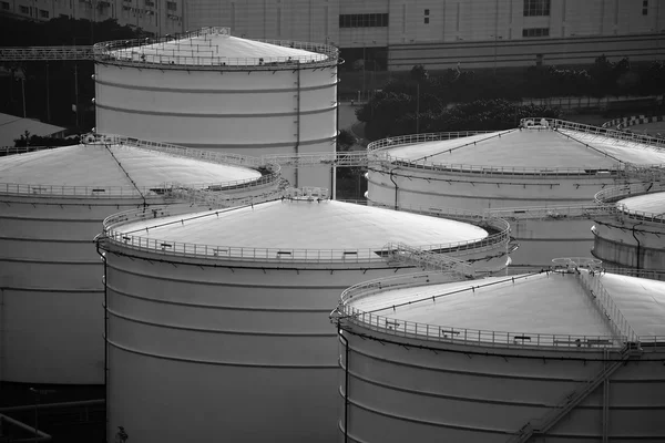 Olejová nádrž v monochromatickém režimu — Stock fotografie