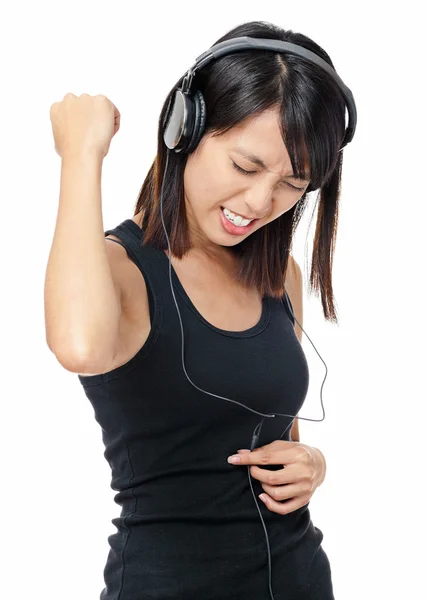 Азиатка слушает рок-музыку — стоковое фото