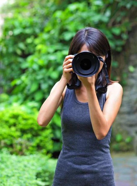 Femme asiatique prenant des photos — Photo