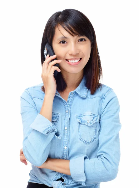 Femme asiatique avec appel téléphonique isolé sur fond blanc — Photo