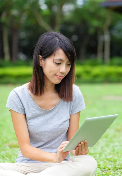 亚洲女人看着电脑平板电脑 — 图库照片