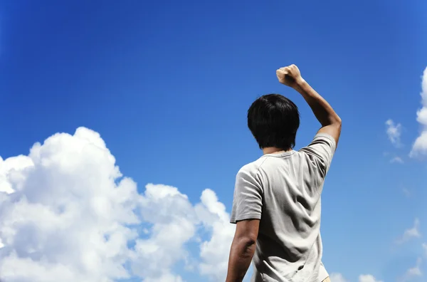 El hombre aprieta el puño mirando al cielo —  Fotos de Stock