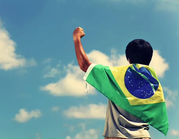 Homem excitado segurando uma bandeira do brasil — Fotografia de Stock