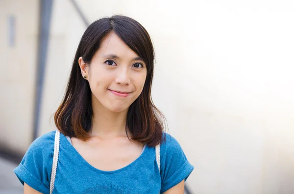 Ung asiatisk kvinna ler — Stockfoto