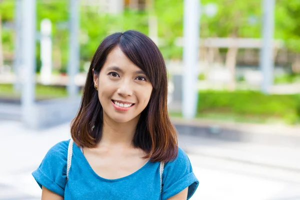 Jeune asiatique femme sourire — Photo