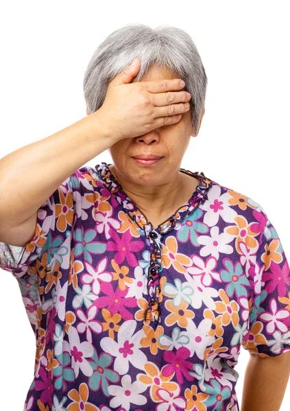 Oudere Aziatische vrouw gevoel hoofdpijn — Stockfoto