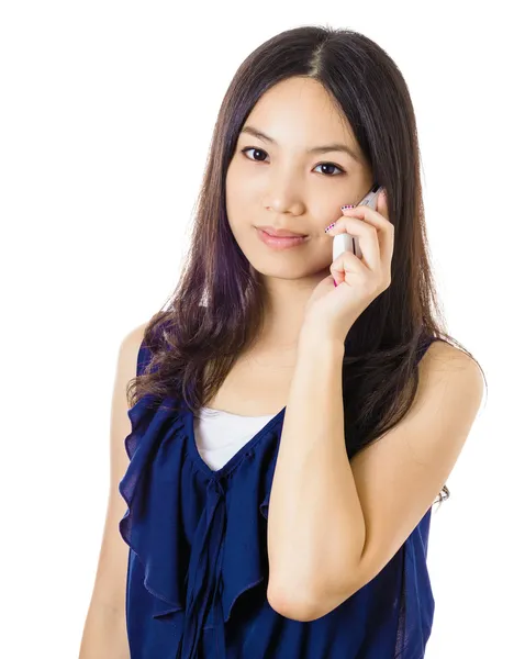 Mujer asiática usando teléfono móvil — Foto de Stock