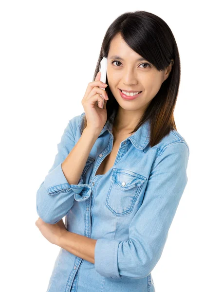 Asiatische Frau mit Handy — Stockfoto