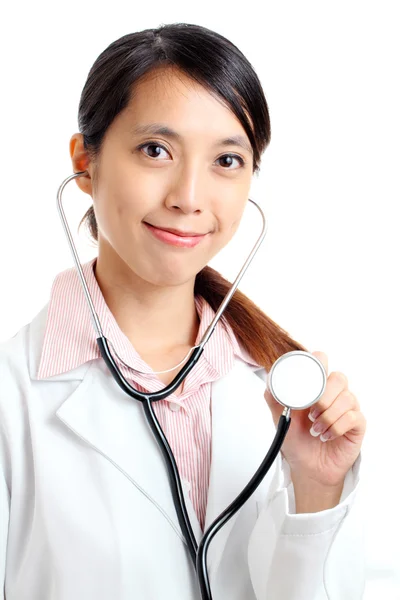 Asiatiska läkare anläggning stetoskop — Stockfoto