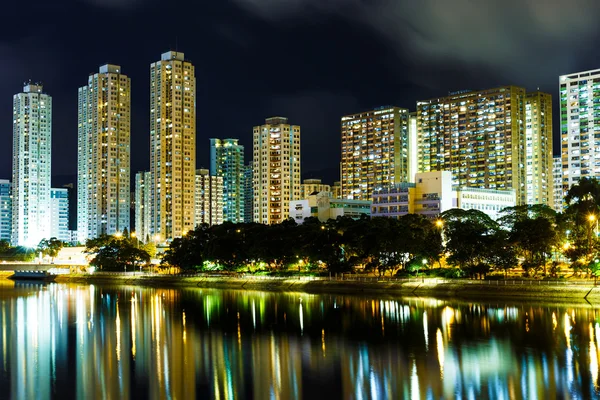 Sha Tin en Hong Kong por la noche — Foto de Stock