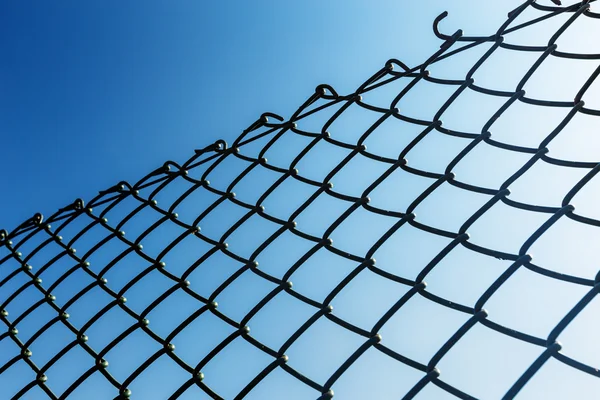 Utomhus kedja länk staket — Stockfoto