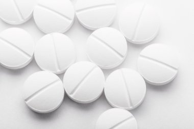 İlaçlar beyaza izole edilmiş