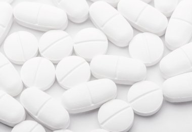 beyaz zemin üzerine karışık uyuşturucu