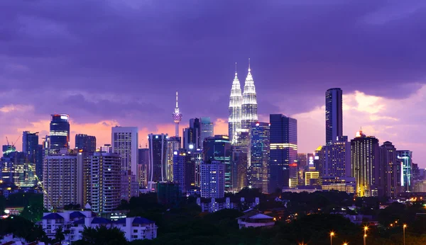 Kuala Lumpur skyline 's nachts — Stockfoto