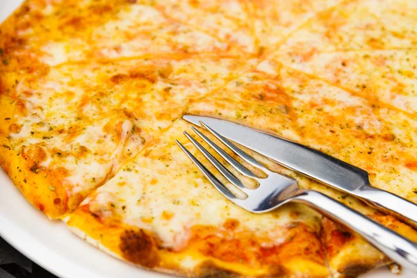 Pizza z serem — Zdjęcie stockowe