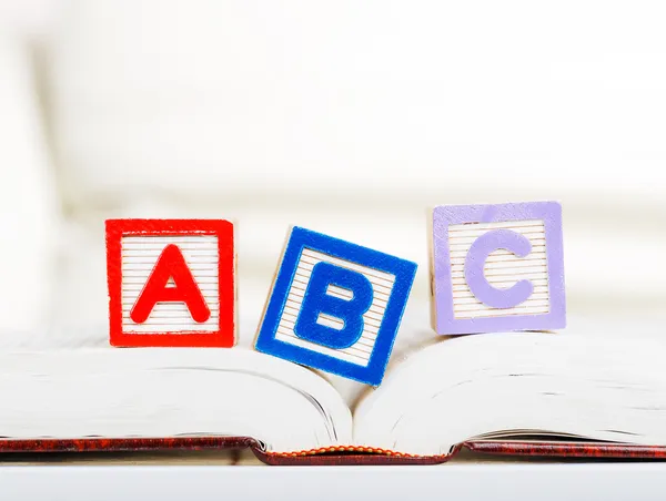 Bloco de alfabeto com ABC no livro — Fotografia de Stock