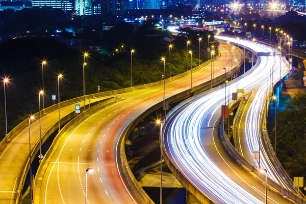 Tráfico ocupado en la carretera por la noche — Foto de Stock