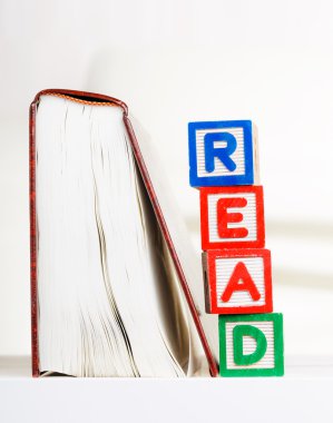 alfabe blok yanı sıra kitap okumak