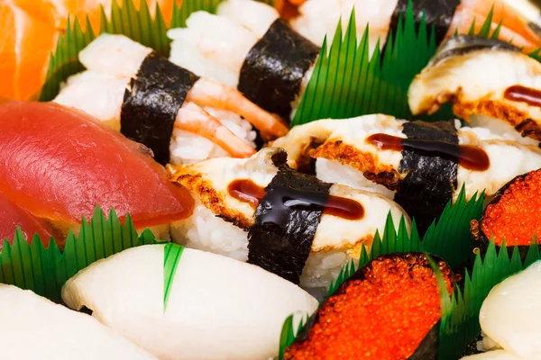 Sushi, tradycyjne japońskie jedzenie — Zdjęcie stockowe