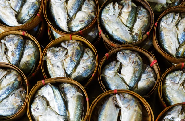 Fisch in Fässern zum Verkauf auf dem Markt in Bangkok — Stockfoto