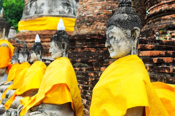 Alter Buddha in einer Reihe — Stockfoto