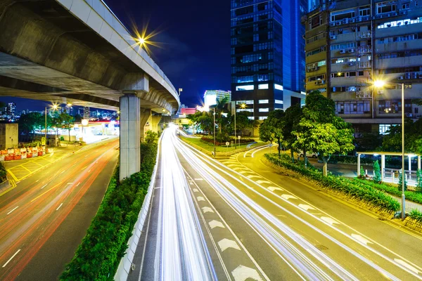 Busy traffic on highway at night — Stockfoto