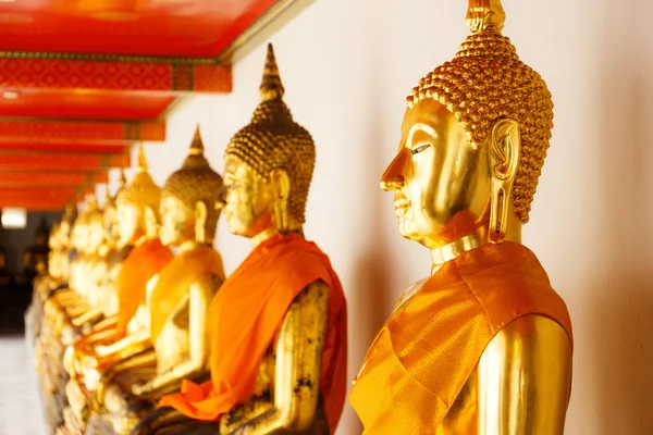 Zlatý buddha v řadě — Stock fotografie