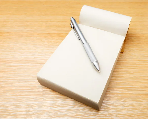 Σημειωματάριο με χαρτί και στυλό στο τραπέζι — Φωτογραφία Αρχείου