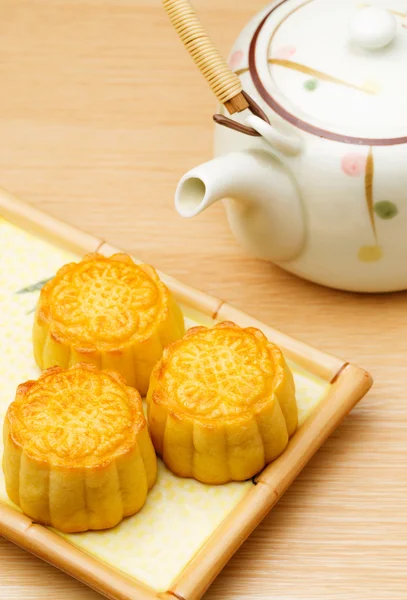 Mooncake and teapot — Stock Photo, Image