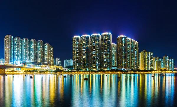 Mehrfamilienhaus in der Nacht in Hongkong — Stockfoto