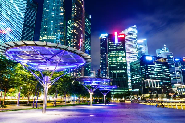 Singapore Skyline bei Nacht — Stockfoto