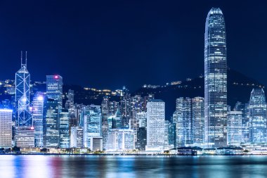 Geceleyin Hong Kong silueti