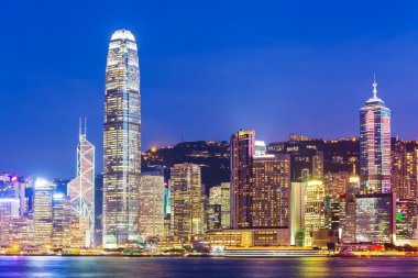 Hong kong şehir manzarası ile victoria Limanı ve skyscra gece