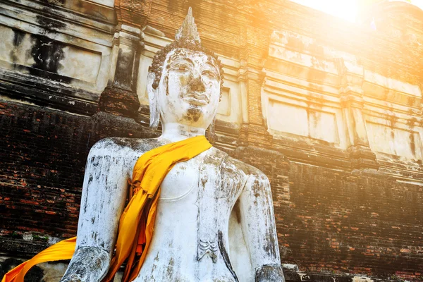 Buddha antico sotto la luce del sole — Foto Stock