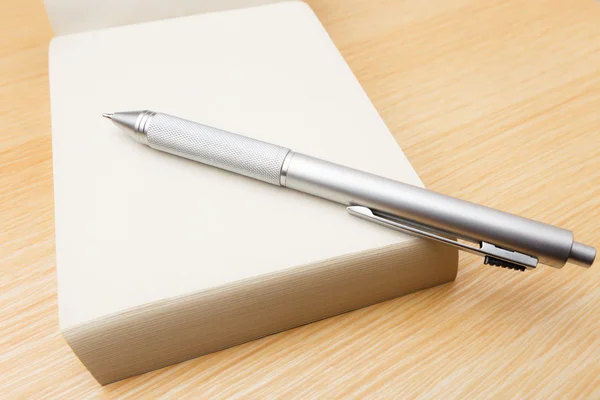 Σημειωματάριο με χαρτί και στυλό στο τραπέζι — Φωτογραφία Αρχείου