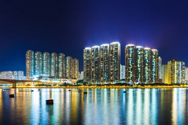 Mehrfamilienhaus in Hongkong bei Nacht — Stockfoto