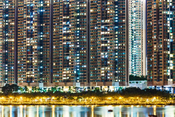 Immeuble résidentiel à Hong Kong la nuit — Photo
