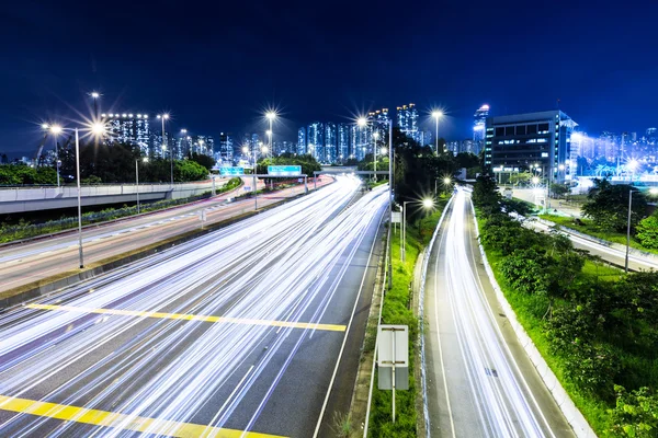 Tráfego ocupado na estrada à noite — Fotografia de Stock